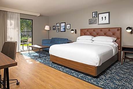 Deluxe Guest room, 1 King, Sofa bed, Patio