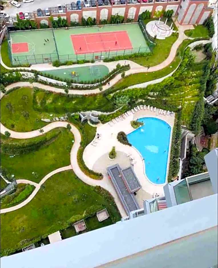 Stunning skyview luxury apt floor in high floor