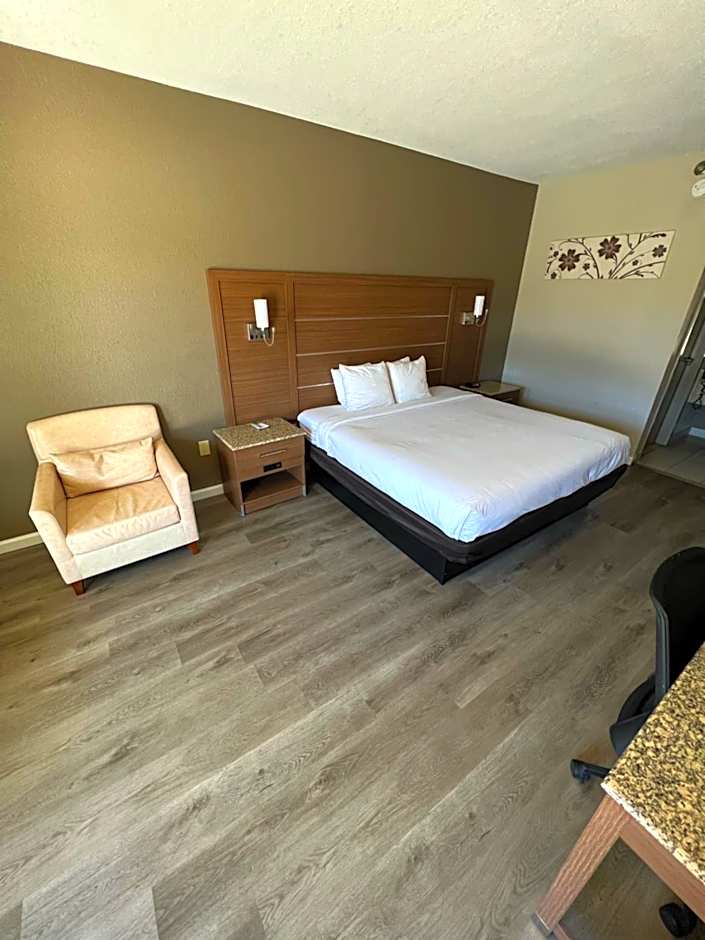 Quality Inn & Suites Near Six Flags - Austell