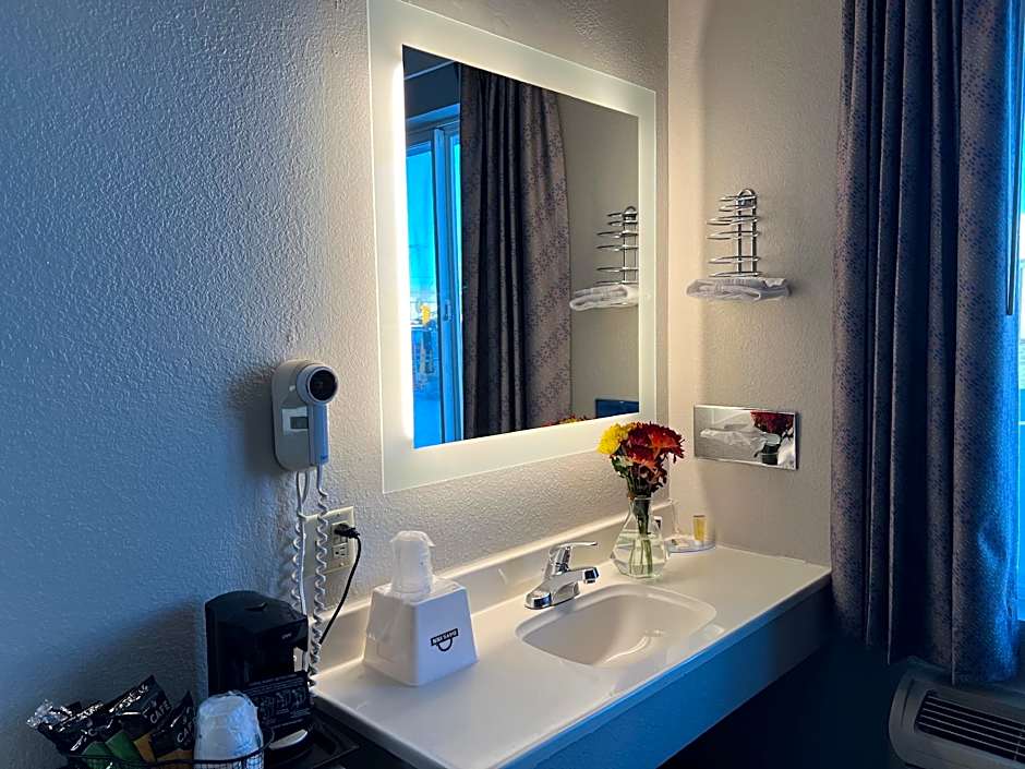 Days Inn by Wyndham Jamestown