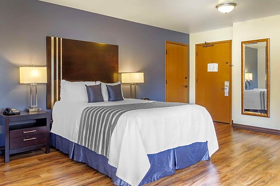 Best Western Plus Edmonds Harbor Inn