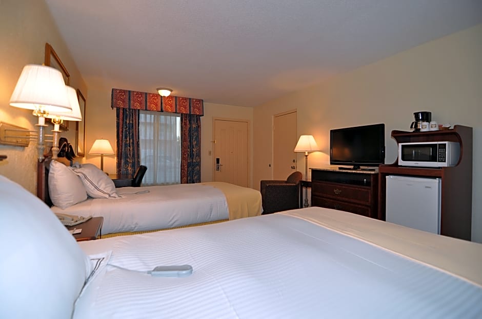 Clarion Inn & Suites Central Clearwater Beach