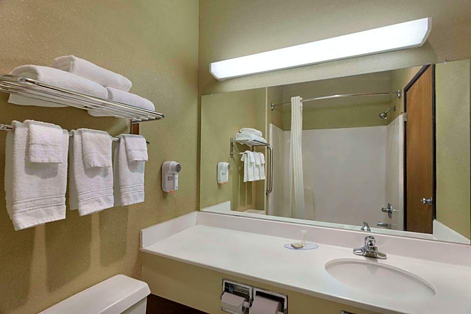 Super 8 by Wyndham Lees Summit