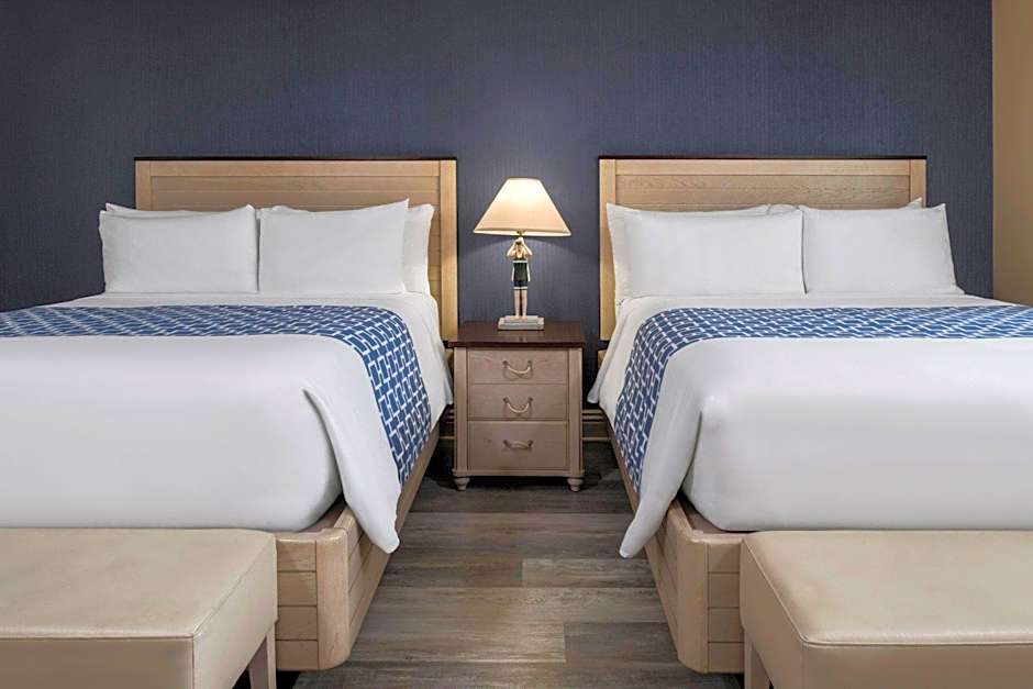 Zdjęcie 1 z 4 — 1 Bedroom 2 Queen Beds, Ocean front