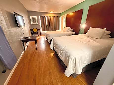 2 Double Beds Access Adjoin Suite Non-Smoking