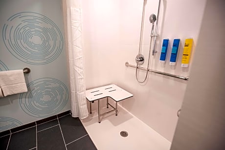 1 King Mobility/Hearing Acc Roll In Shower