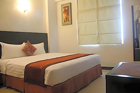 High Floor Deluxe King Room - Non-Smoking