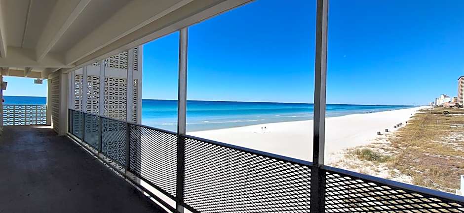 Oceanfront BEACH! CONDO COUPLES GETAWAY,HONEYMOON SWEET, Perfectly Cozy Beach Front Condo, full kitchen, pool, free parking,CHECK-IN AT DOOR You will LOVE this condo it is a perfect location near everything Panama City Beach Florida