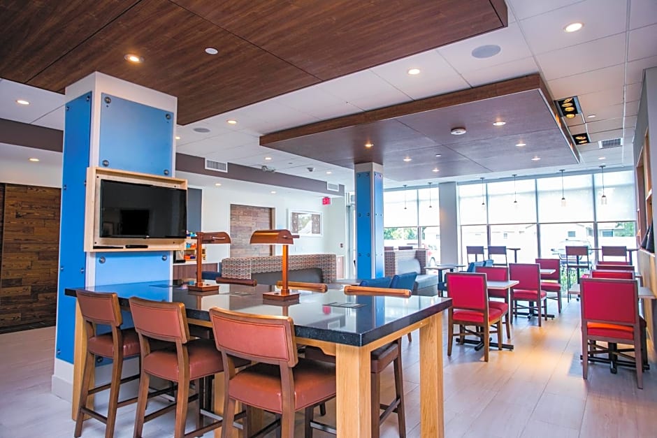 Holiday Inn Express and Suites Rehoboth Beach