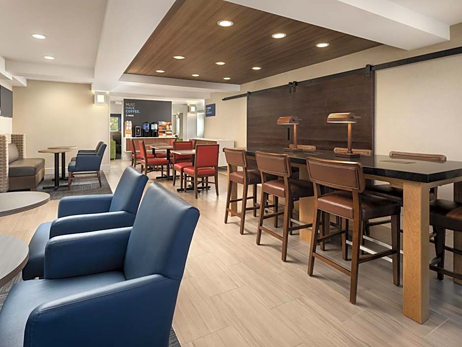 Holiday Inn Express Hotel & Suites Belmont By IHG