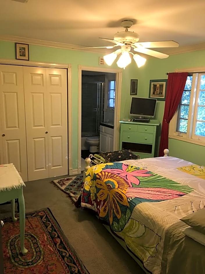 Elaine's Hollywood Bed & Breakfast