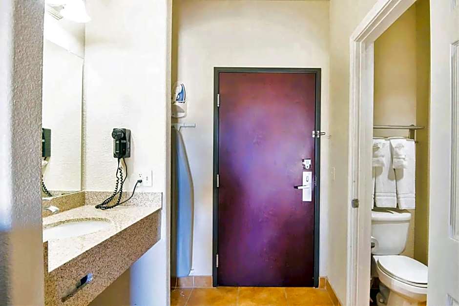 OYO Townhouse Clute Lake Jackson