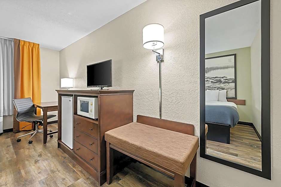 Super 8 by Wyndham Alexandria MN