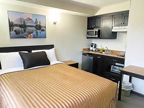 Deluxe Queen Room Kitchenette