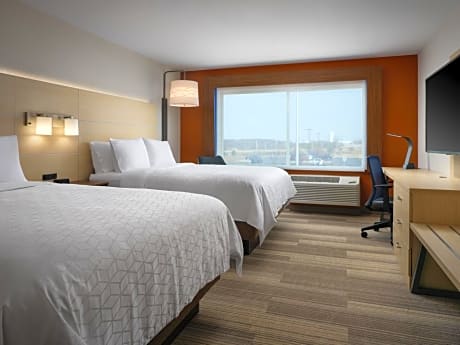 Standard Queen Room with Two Queen Beds and Mobility Accessible Tub