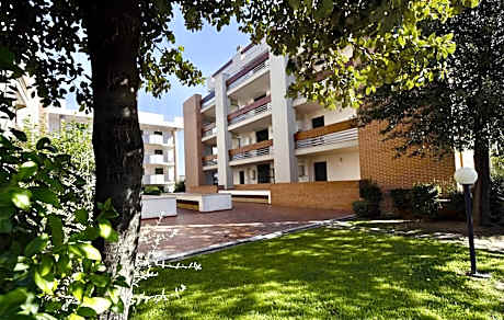 ISA-Apartments for 6 people, 2 bedrooms, in Residence with swimming pool in San Vincenzo, just 600 meters from the sea