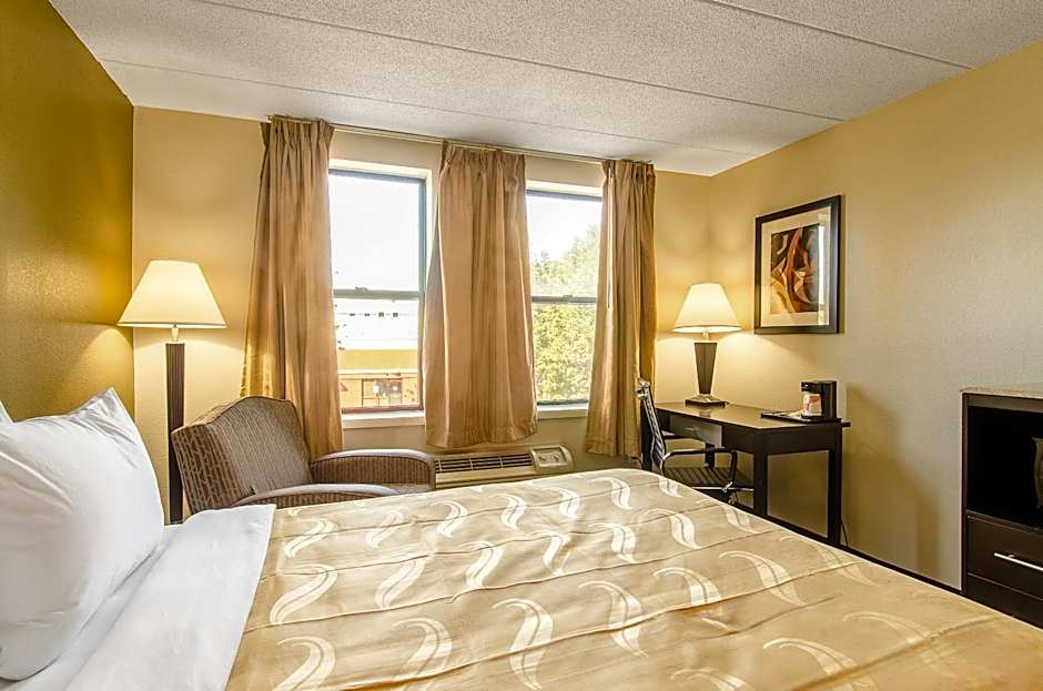 La Casa Inn & Suites-Middleboro