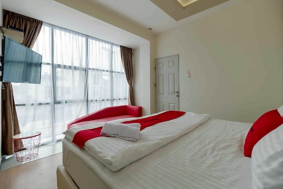 RedDoorz Plus near Millenium ICT Centre Medan 2