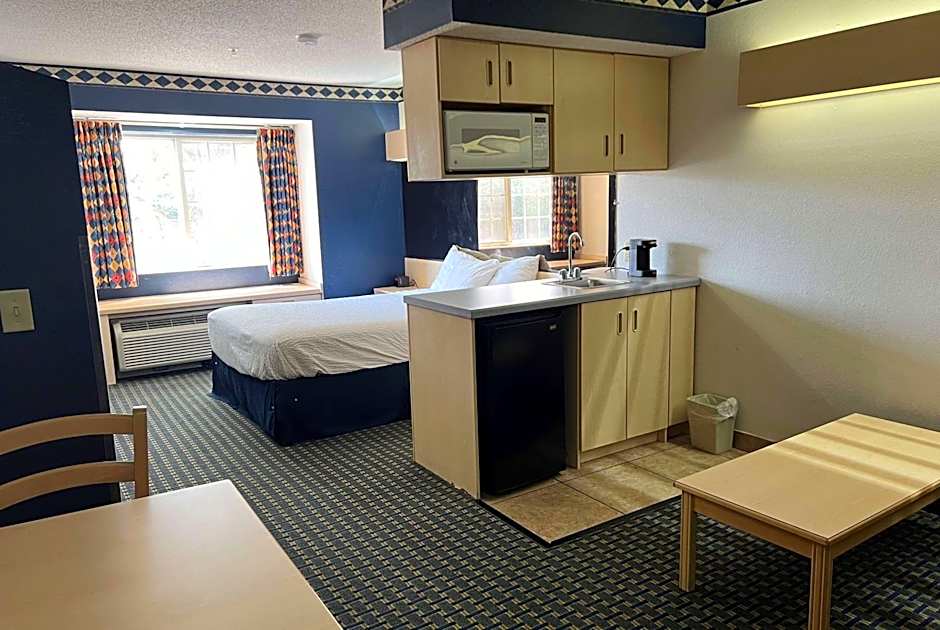 Days Inn & Suites by Wyndham Hutchinson