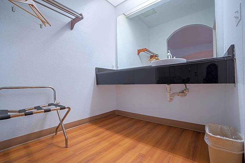 Island Inn By OYO Galveston Beach, TX