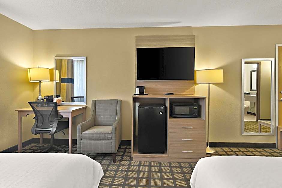 Clarion Pointe Bloomington - Normal near I-55 and University