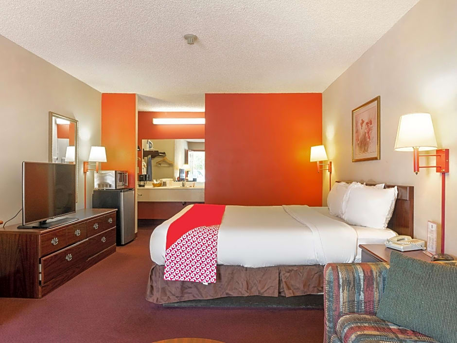Photo 1 of 6 of Premium 1 Queen Bed, Accessible