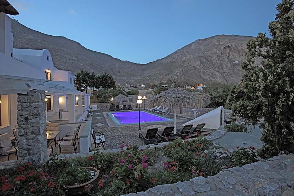 Birds Villa Apartments with Heated Pool - Including Car and Breakfast