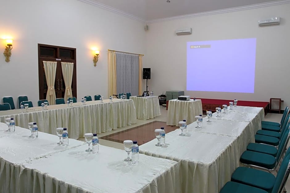 Hotel Savitri Country