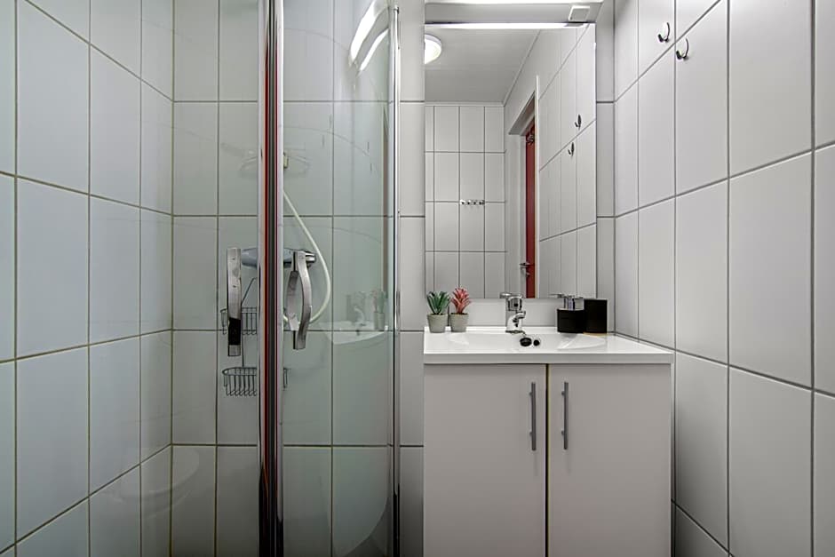 Cozy Studio Close to City, Kitchen & Parking