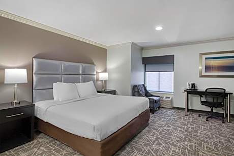 King Suite - Non-Smoking