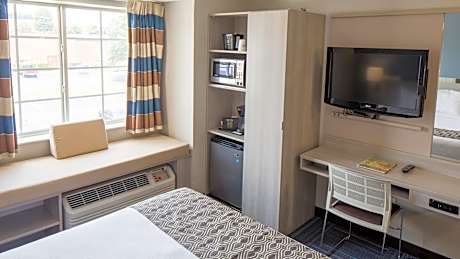 1 Queen Bed Non-Smoking