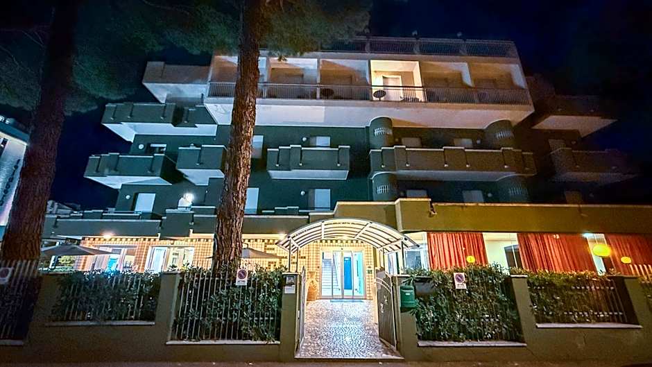 Hotel Etna - Hotel per Coppie e Famiglie con Parcheggio e Spiaggia