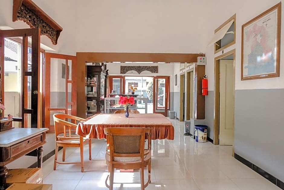 OYO 1028 Garuda Residence