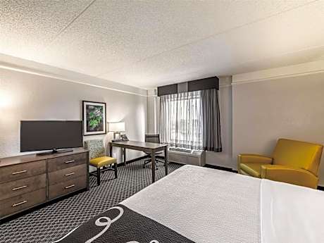 King Room with Bath Tub - Mobility/Hearing Accessible - Non-Smoking