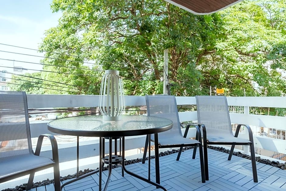 420 Hostel - Ekkamai Buds & Beds