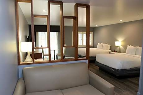 Large One Room Suite with 2 King Beds - Non Smoking