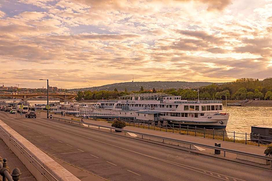 Fortuna Boat Hotel