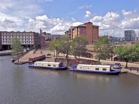 Houseboat Hotels