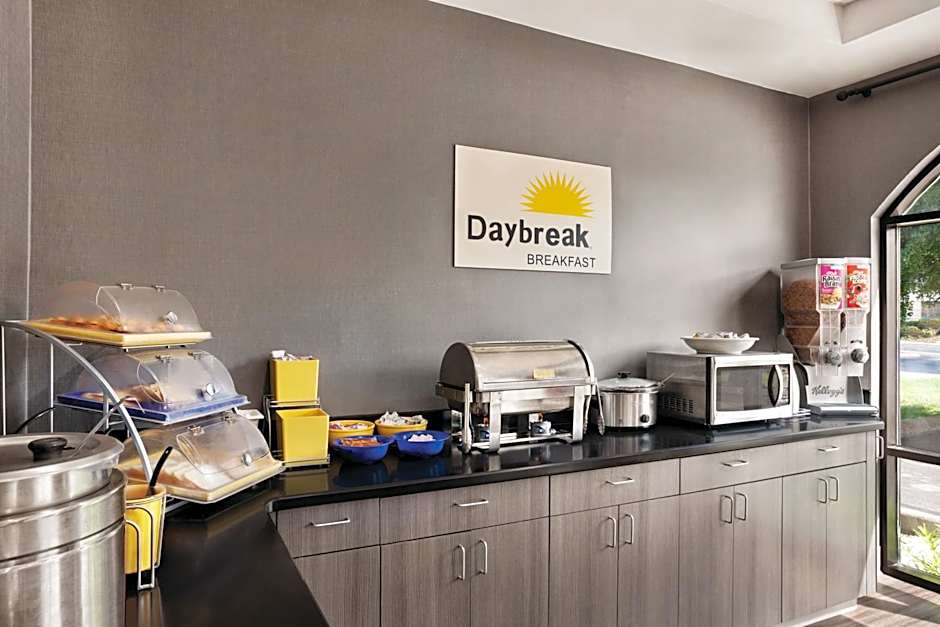 Days Inn & Suites by Wyndham Murfreesboro