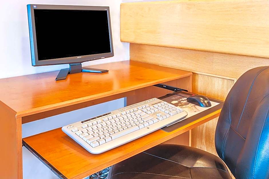 Super 8 by Wyndham 100 Mile House