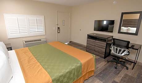 1 King Bed - Smoking