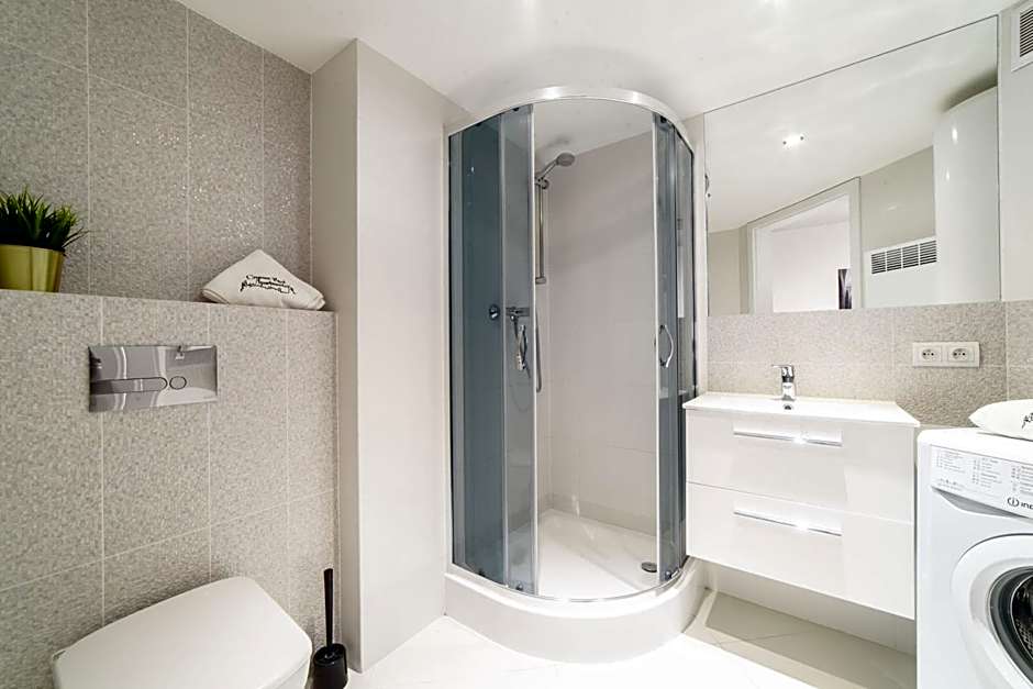 2 Nights Apartments - great location, right next to Main Rail and Bus Station, 10 min to Main Square by foot