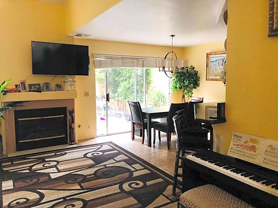 Irvine Master Bedroom with private bathroom by UCI, SNA, beach!