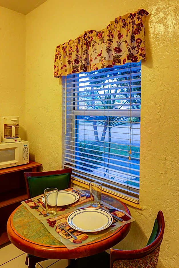 Richard's Motel Courtyard