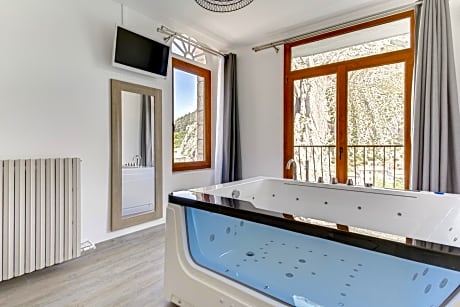 Deluxe Suite with Spa Bath