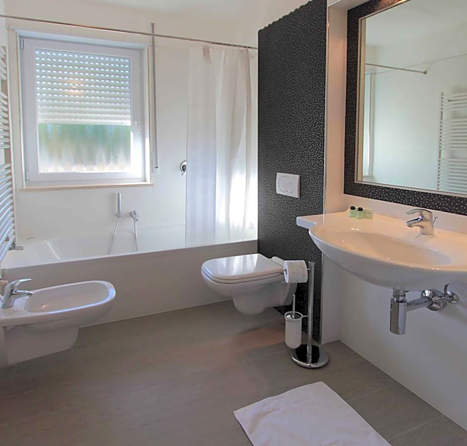 Residence Rivachiara (check-in at Hotel Riviera in Viale Rovereto, 95)