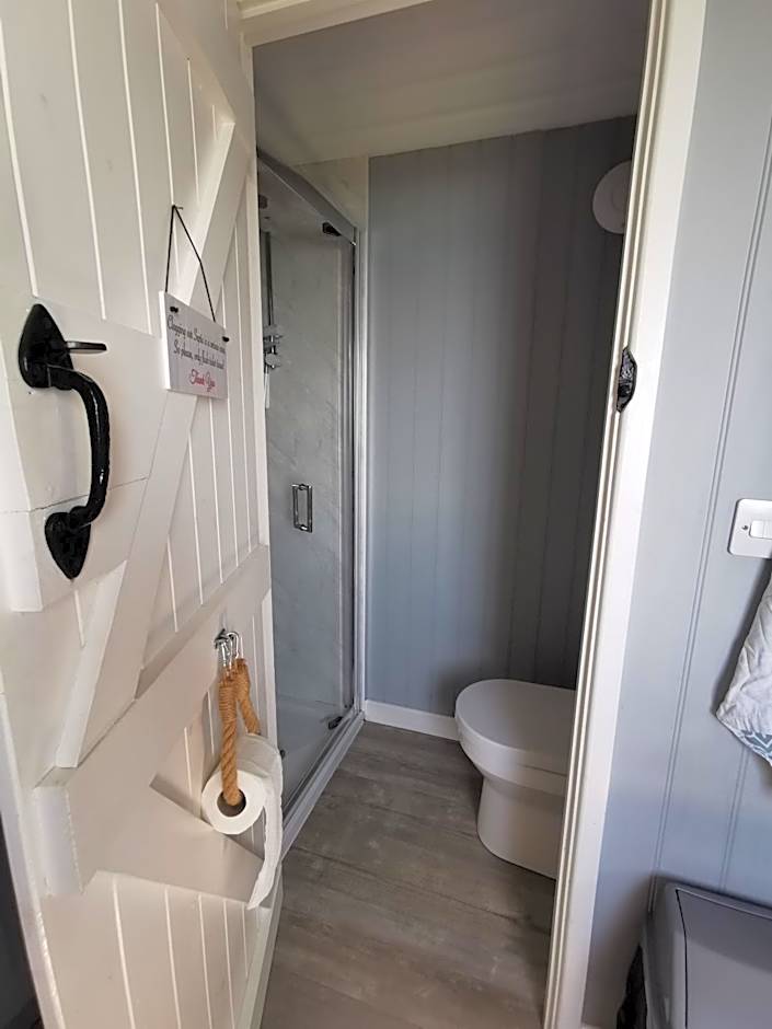 Allibella Shepherds Hut, Amazing Seaview, Private garden, Pet Friendly