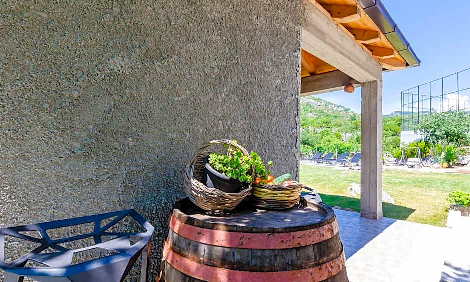 Villa Majkovica - 4 Bedroom Villa with Private Pool & En-Suite Bathrooms & Parking