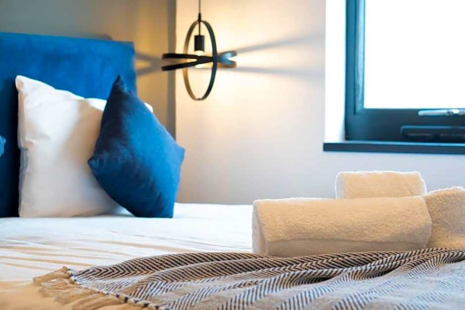 Adam Court Apartments - PE1 - Contractor Friendly - Choice of Studios or 1 Bed Apartments - Free Parking - Sofa Beds - Sky TV - Full Kitchen - Washer Dryer - WiFi