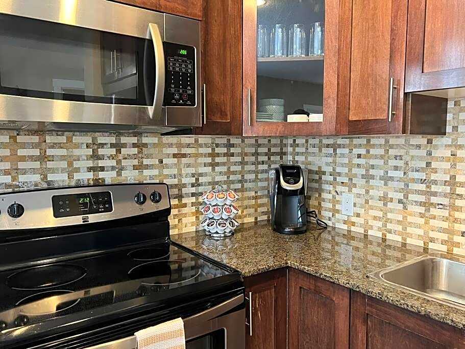 Spacious Private Walkout Entire Suite Close to YYC, DT, Shops, Stampede & Mountains with many Amenities in Panorama Hills NW - 4 Can Sleep